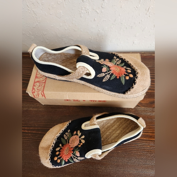 Floral Embroidered Women's flat slip ons, Size 8 - Picture 4 of 9